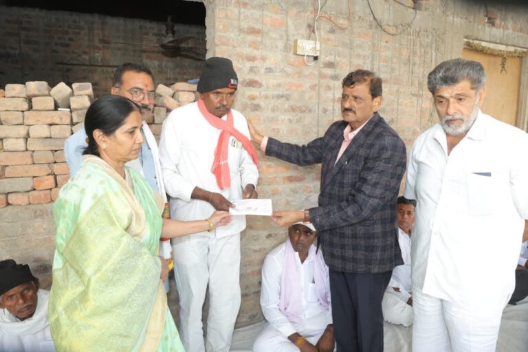 मोरबी के शहीद जवान गणेशभाई मनसुखभाई परमार को एक लाख रुपये की सहायता की पेशकश