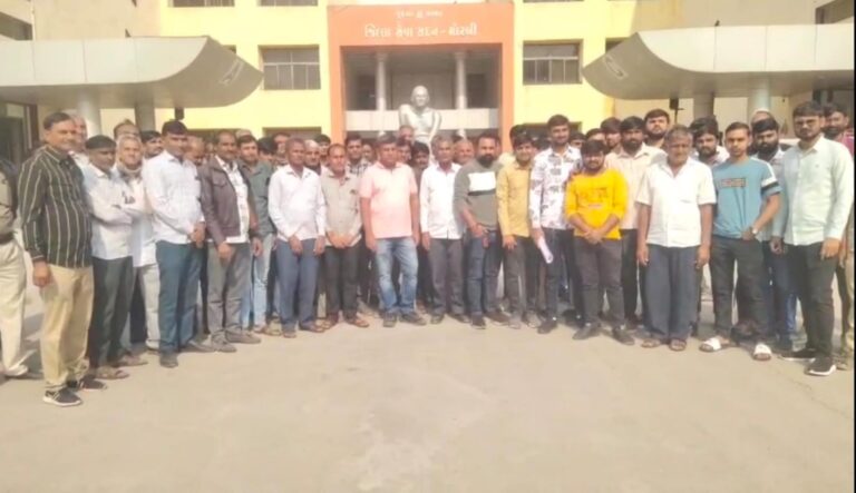 मालिया (एम.) के रसंगपार गांव में बिजली की लाइनें बिछाने के खिलाफ किसानों ने कलेक्टर को अर्जी दी।