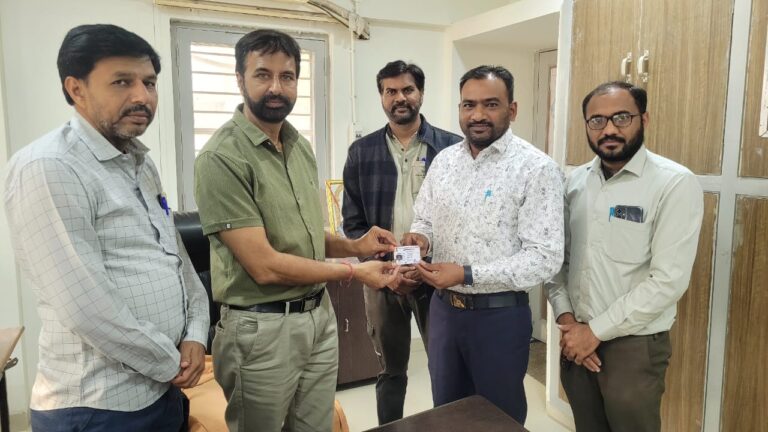 मोरबी डिस्ट्रिक्ट एजुकेशन ऑफिसर ने टीचर्स के लिए ID कार्ड तैयार किए हैं जो ऑफिशियल पहचान के तौर पर काम आएंगे।