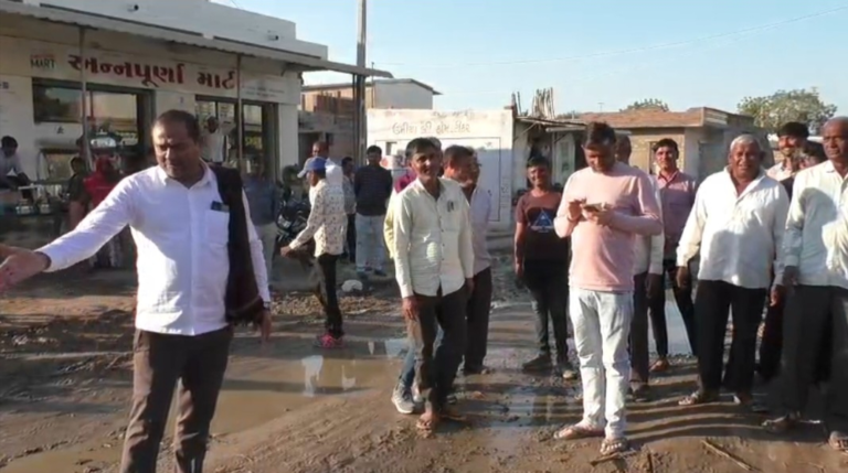हलवद के टिकर गांव में लोगों का गुस्सा फूटा: गांव के किनारे के ग्रामीण सीवरेज और खराब सड़कों के मुद्दे पर सड़कों पर उतरे