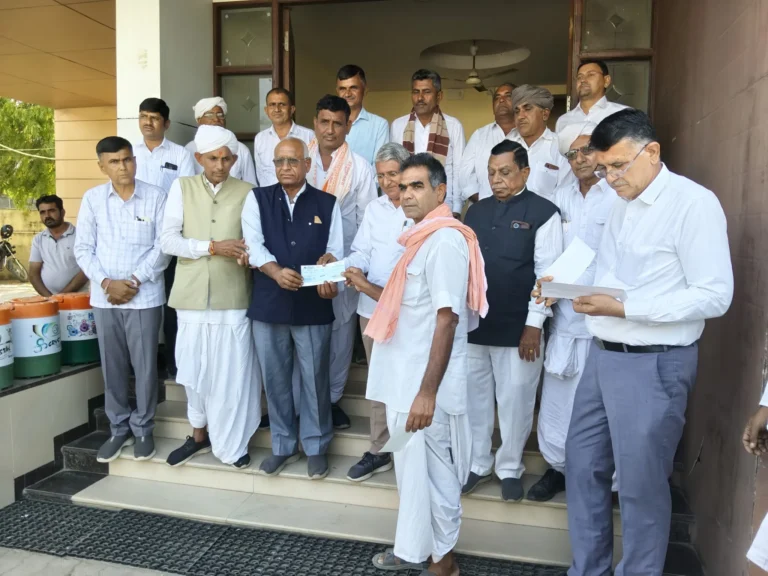 थराद मार्केटयार्ड द्वारा सड़क दुर्घटनाओं में मारे गए परिवार के सदस्यों के उत्तराधिकारियों को चेक वितरण