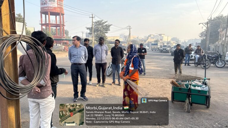 मोरबी नगर निगम के आयुक्त ने क्लस्टर संख्या-09 का दौरा किया और सफाई कर्मचारियों की उपस्थिति का सत्यापन किया।