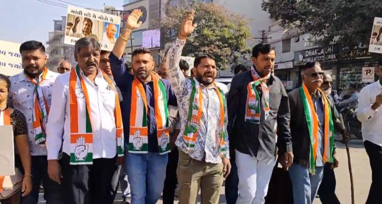 कांग्रेस नेताओं ने BJP ऑफिस के सामने सत्यमेव जयते के नारे लगाए।