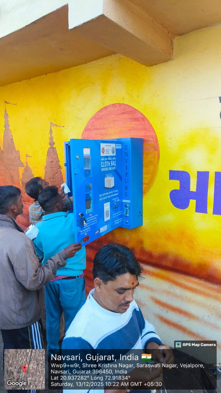 नवसारी म्युनिसिपल कॉर्पोरेशन ने कपड़े के थैले की वेंडिंग मशीन लॉन्च की और नवसारी को साफ रखने के लिए कड़ी चेतावनी दी