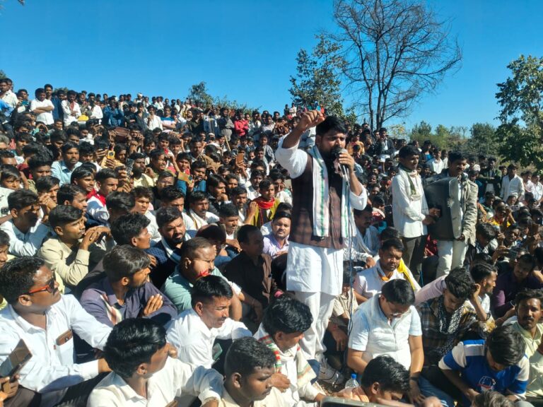 पाडलिया गांव में घटी घटना की सच्चाई जांचने के लिए AAP विधायक चैतर वसावा पाडलिया गांव पहुंचे