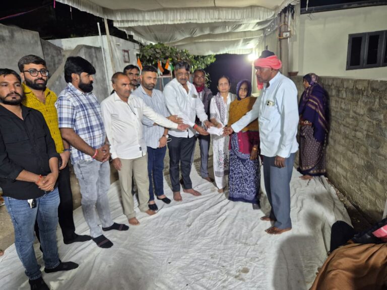 मोरबी के शहीद गणेशभाई परमार के परिवार को ज़िला कांग्रेस ने मदद की पेशकश की