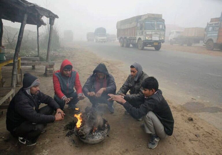 देश में तेज़ शीतलहर, पहाड़ों पर बर्फबारी, मैदानों में कोहरा…