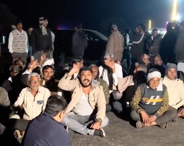 मालिया में रसंगपार के पास किसानों ने सड़क जाम की: बिजली कंपनी की मनमानी के खिलाफ हाईवे जाम