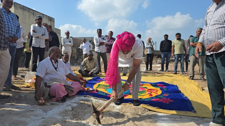 वांकानेर के कोठारिया गांव में सामुदायिक भवन का लोकार्पण मुर्हूत केसरीदेवसिंहजी झाला ने किया।