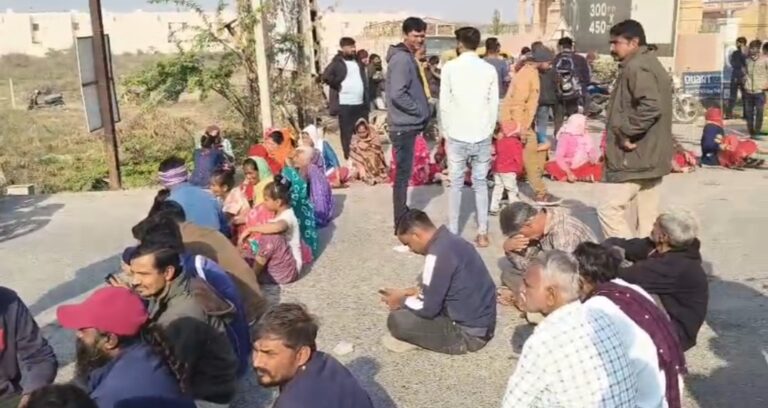 मोरबीमा बिल्डर पर धोखाधड़ी का आरोप लगाते हुए पिपली रोडपार सोसायटी के निवासी सड़क पर उतर आए।