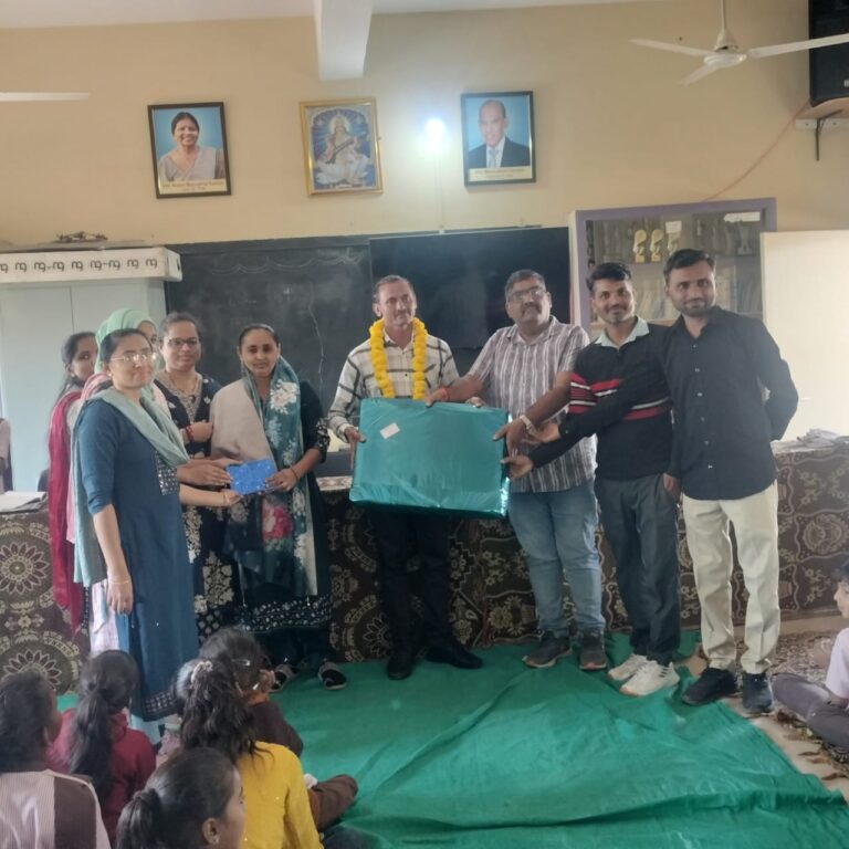 वांकानेर के पंचासिया प्राइमरी स्कूल के प्रिंसिपल महबूबभाई मथाकिया के ट्रांसफर के बाद स्कूल परिवार ने फेयरवेल पार्टी रखी।