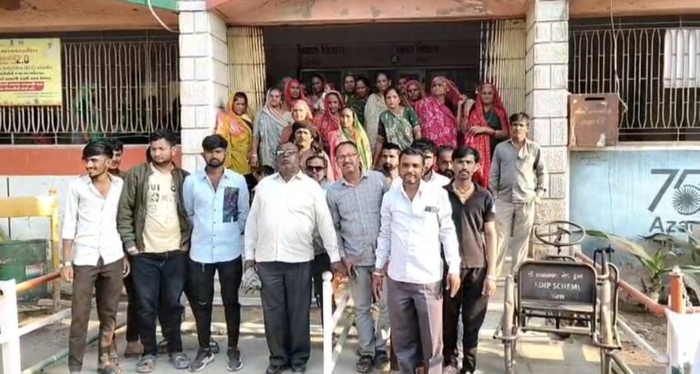 मोरबी स्वामीनारायण सोसायटी के निवासियों ने सड़क और सीवरेज जैसी बुनियादी सुविधाएं नहीं मिलने पर नगर निगम कार्यालय का घेराव किया है।