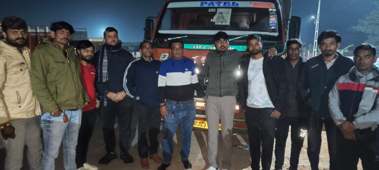 गौरक्षकों की एक टीम ने हलवद सारा चौकड़ी के पास एक कार में बेरहमी से बंधी 34 भैंसों को बचाया।
