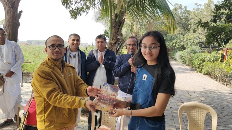मोरबी के नानी वावड़ी सेकेंडरी स्कूल में एक स्टूडेंट के फेयरवेल सेरेमनी में, इस्कॉन भक्तों ने भगवद गीता का गिफ्ट दिया।