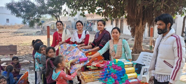 मोरबी के जूना लीलापार प्राइमरी स्कूल के एक टीचर ने बच्चों को पतंगें और फेरोमोन बांटे