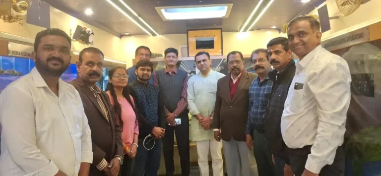 विज्ञान गुर्जरी और ISRO के सहयोग से “स्पेस ऑन व्हील्स” – एक अनोखा मोबाइल म्यूज़ियम जो स्पेस साइंस को आम लोगों तक पहुँचाने की एक नई पहल करता है, स्कूल में आ गया है।