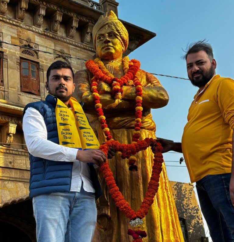 आम आदमी पार्टी की युवा टीम ने राष्ट्रीय युवा दिवस और स्वामी विवेकानंद की जयंती पर हरतोरा किया।