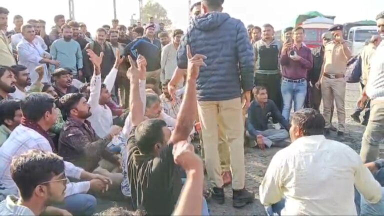 मोरबी नवलखी पोर्ट: ट्रक ट्रांसपोर्ट एसोसिएशन ने वे-ब्रिज की कीमतों में कमी की मांग को लेकर पिपलिया चौराहे पर सड़क जाम कर दिया