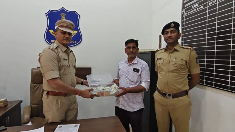 हलवद पुलिस: ‘तेरा तुझको अर्पण’ प्रोग्राम के तहत शिकायतकर्ता को लूट के ₹5.19 लाख लौटाए गए