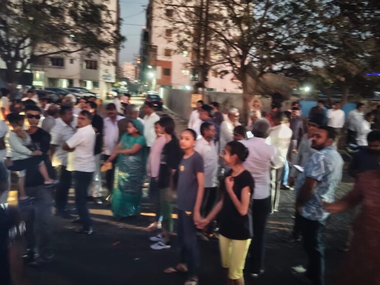 अब तो सिस्टम को जगाओ! मोरबी में जनता ने बुनियादी सुविधाओं की कमी के कारण फिर से सड़कें जाम कर दी हैं।