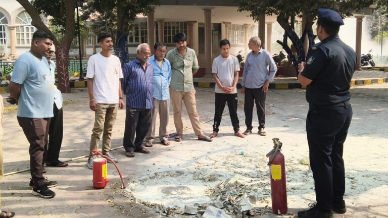 कांडला बाईपास के पास एक गाड़ी में आग लगने के बाद आखिरकार मोरबी म्युनिसिपल कॉर्पोरेशन के फायर डिपार्टमेंट ने मॉक ड्रिल की घोषणा की।