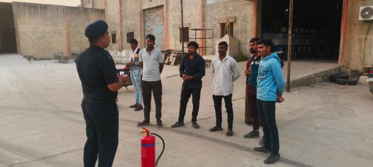मोरबी म्युनिसिपैलिटी फायर डिपार्टमेंट ने सरकारी ऑफिस, इंडस्ट्री और रिहायशी इलाकों में 99 लोगों को आग से बचाव की ट्रेनिंग दी।