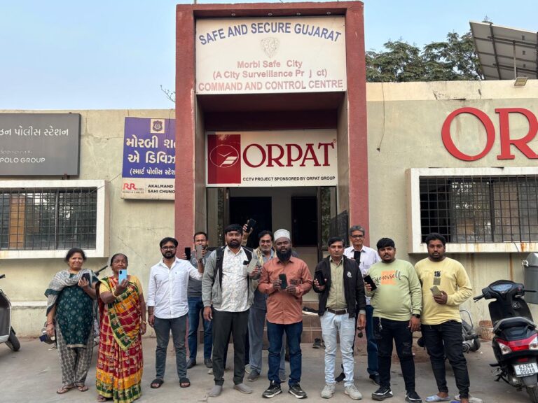 मोरबी सिटी ए डिवीजन पुलिस ने “तेरा तुझको अर्पण” प्रोग्राम के तहत मोबाइल फोन समेत 62.63 लाख रुपये का कीमती सामान असली मालिकों को लौटाया