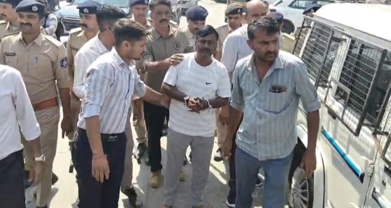 मोरबी में एक ऐसे व्यक्ति का जुलूस निकाला गया जो सूदखोरी, शराब और ज़मीन हड़पने जैसे कई अपराधों में शामिल था।