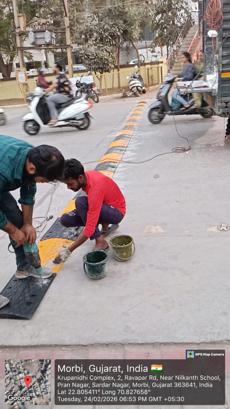 मोरबी शहर की मुख्य सड़कों पर गैर-मानक स्पीड ब्रेकर हटाने और नियमों के अनुसार नए स्पीड ब्रेकर लगाने का काम चल रहा है।