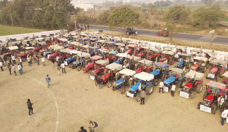 गुजरात किसान संघर्ष समिति ने टंकारा में बिजली लाइन के विरोध में किसानों की आम सभा और ट्रैक्टर रैली का आयोजन किया।