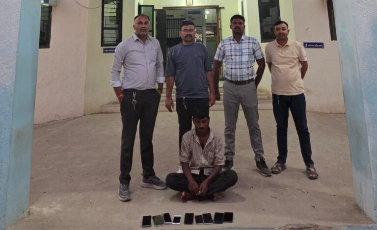 मालिया (एम.) पिपलिया चौराहे के पास एक मोबाइल दुकान से चोरी करने वाले युवक को पकड़ा गया।