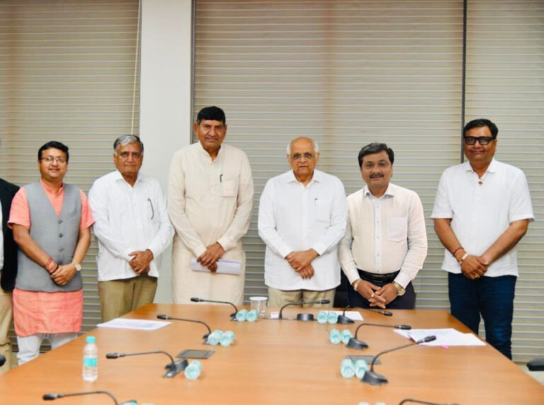 मोरबी के उद्योगपति गुजरात के मुख्यमंत्री को सिरेमिक उद्योग के विभिन्न मुद्दों का विवरण प्रस्तुत करते हुए