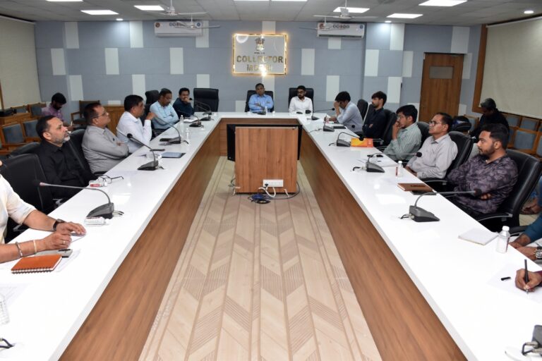 मोरबी-वांकानेर के भविष्य के विकास का रोडमैप; MW-UDA के अंतर्गत ‘विकास योजना-2047’ के लिए कलेक्टर श्री के.बी. ज़वेरी की अध्यक्षता में हितधारकों के साथ एक परामर्श बैठक आयोजित की गई।