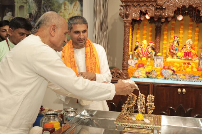 मोरबी में इस्कॉन ने धूमधाम से मनाई श्री राम नवमी: भक्तों ने फलों के रस और फूलों से भगवान का महाभिषेक किया।