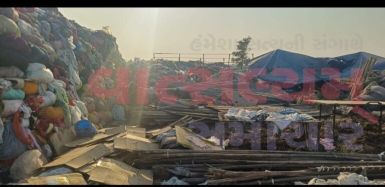सचिन खरवासा में प्रदूषण बहुत ज़्यादा है; किराए की ज़मीन पर केमिकल वाले कपड़ों के पहाड़ बिखरे पड़े हैं