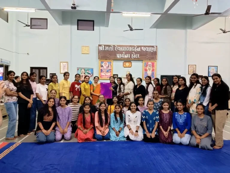 मांडवी के लोहाना गर्ल्स हॉस्टल की हाउसवाइफ विजयाबेन राखिया के लिए 30 साल की सर्विस के बाद विदाई समारोह रखा गया।