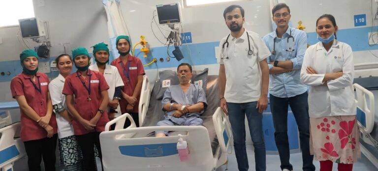 मोरबी आयुष अस्पताल के डॉ. सत्यजीतसिंह जडेजा ने मरते हुए मरीज को नई जिंदगी दीमोरबी: मोरबी आयुष हॉस्पिटल के डॉ. सत्यजीतसिंह जडेजा ने एक मरते हुए मरीज़ को नई ज़िंदगी दी  राजकोट: जब मेडिकल की दुनिया में उम्मीद की किरणें धुंधली हो जाती हैं, तो एक अनुभवी डॉक्टर की सूझबूझ और तुरंत फ़ैसले लेने की क्षमता चमत्कार कर देती है। ऐसा ही एक मामला हाल ही में आयुष हॉस्पिटल में देखने को मिला, जहाँ मशहूर डॉ. सत्यजीतसिंह जडेजा और उनकी टीम ने एक गंभीर रूप से बीमार मरीज़ को मौत के मुँह से बचाया और उसे नई ज़िंदगी दी।  3 मार्च, 2026 को, एक 63 साल के मरीज़ को बहुत ही गंभीर हालत में आयुष हॉस्पिटल के इमरजेंसी डिपार्टमेंट में लाया गया था। डॉ. सत्यजीतसिंह जडेजा की शुरुआती जाँच में चौंकाने वाली बातें सामने आईं। दिल की धड़कन: मरीज़ का दिल पूरी तरह से रुक गया था। ऑक्सीजन लेवल: ऑक्सीजन लेवल सिर्फ़ 50% तक गिर गया था। ब्लड प्रेशर (BP): BP इतना कम था कि उसे मापा नहीं जा सकता था। जंग जैसा इलाज और कामयाबी मरीज़ की गंभीर हालत और मौत को समझते हुए, डॉ. जडेजा ने बिना देर किए इलाज शुरू कर दिया। तुरंत उपाय: मरीज़ को तुरंत वेंटिलेटर पर रखा गया। CPR और पंपिंग: हॉस्पिटल की टीम ने आर्टिफिशियल CPR देकर दिल को पंप करना शुरू किया और ज़रूरी इमरजेंसी दवाएं दीं। चमत्कार: टीम की मेहनत रंग लाई और पूरी तरह से रुका हुआ दिल फिर से धड़कने लगा। इसके बाद, मरीज़ को ICU में शिफ्ट किया गया और डॉ. जडेजा की सीधी देखरेख में सही डायग्नोसिस और इलाज दिया गया। इस नामुमकिन लगने वाले मामले में, मेडिकल एक्सपर्टीज़ की वजह से, मरीज़ सिर्फ़ 6 दिनों में पूरी तरह ठीक हो गया और मुस्कुराते हुए चेहरे के साथ हॉस्पिटल से डिस्चार्ज हो गया। “क्रिटिकल केयर केस में समय बहुत कीमती होता है। जब कोई मरीज़ मर रहा होता है, तो सिर्फ़ सही फ़ैसले और टीमवर्क से ही जान बचाई जा सकती है।” – डॉ. सत्यजीतसिंह जडेजा  आयुष हॉस्पिटल को मुश्किल और मुश्किल केस में लगातार मिल रही ऐसी कामयाबी मरीज़ों के लिए वरदान साबित हो रही है।