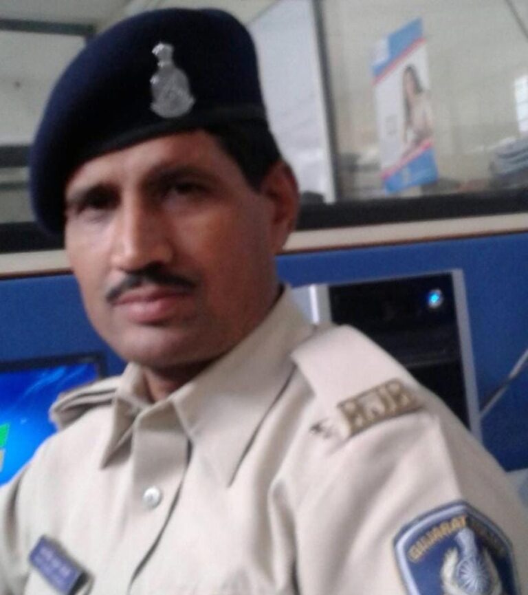 मोरबी रेंज आईजी निर्लिप्त राय से मिलने के बाद ड्यूटी में लापरवाही के लिए एएसआई को सस्पेंड कर दिया गया