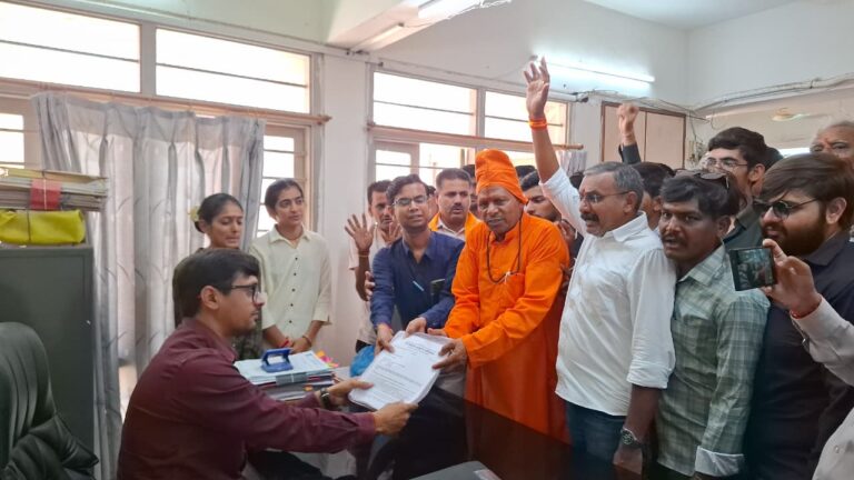 मोरबी ज़िले में हज़ारों लोगों ने याचिका पर हस्ताक्षर कर यह मांग की है कि गाय को ‘राष्ट्रमाता’ का दर्जा दिया जाए।