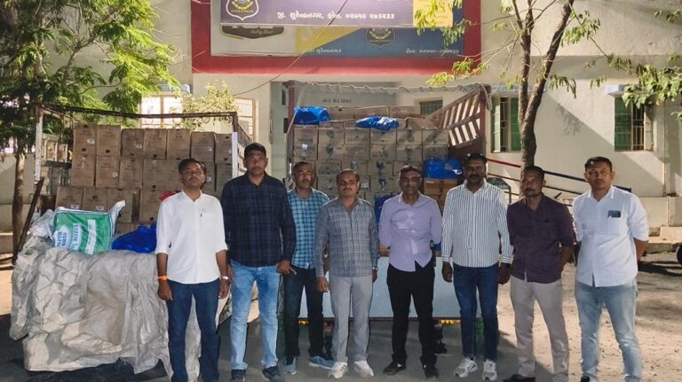 राजकोट रेंज की टीम ने सुरेंद्रनगर ज़िले के लखतर के एक कुख्यात शराब तस्कर से भारी मात्रा में भारतीय निर्मित अंग्रेज़ी शराब ज़ब्त की है।