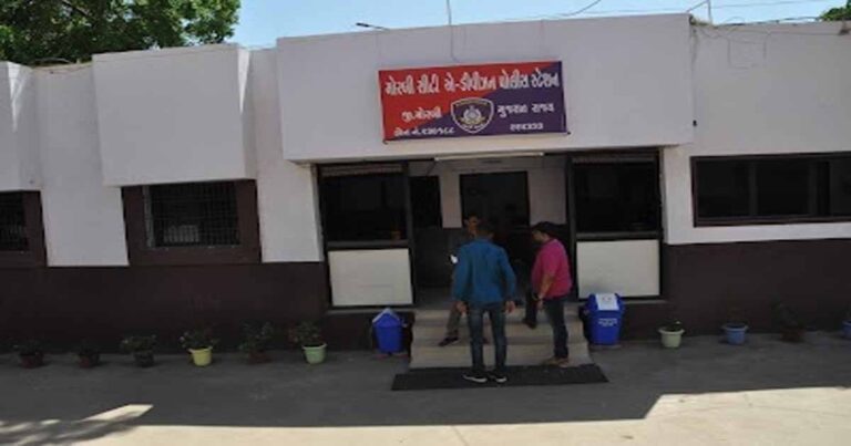 मोरबी में स्पा गर्ल ने एक कारोबारी को हनीट्रैप में फंसाया। न्यूड वीडियो वायरल करने की धमकी देकर 19 लाख रुपये ऐंठे।