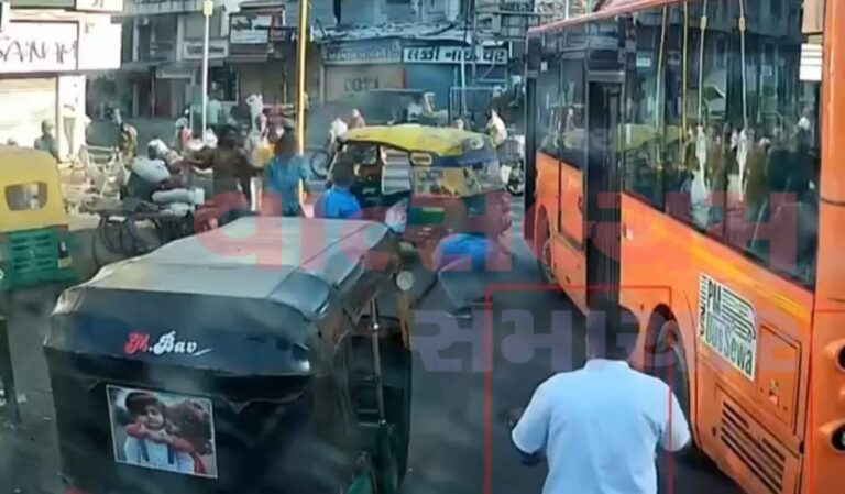 भावनगर में खुली चुनौती: घोघागेट पुलिस चौकी के सामने असामाजिक तत्वों का आतंक, सिटी बस में तोड़फोड़!