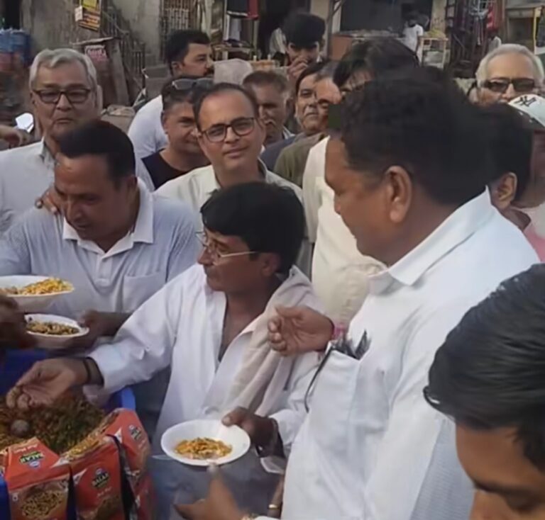 किसान सस्ते डीज़ल के लिए लाइन में, नेता झालमुड़ी कार्यक्रम में व्यस्त! | लोगों ने सोशल मीडिया पर अपना गुस्सा निकाला