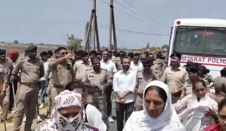 मोरबी के जेटपर गांव में खेतों में बिजली कंपनी के काम का ज़बरदस्त विरोध; महिलाओं ने प्रदर्शन किया, किसानों से भरी तीन बसें हिरासत में ली गईं।