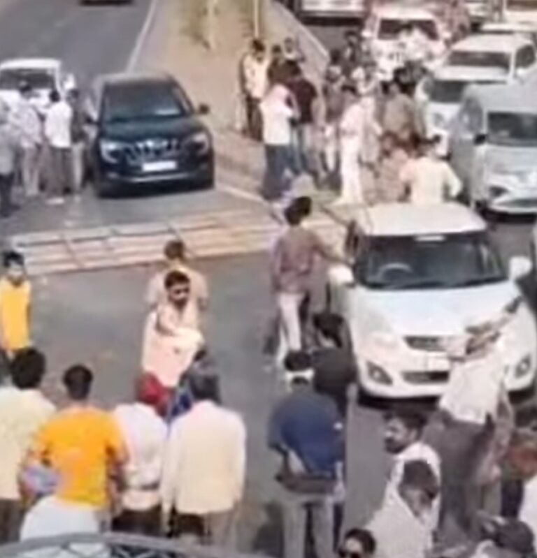 मोरबी के जेटपार में किसानों का आंदोलन तेज़: अनियाली टोल प्लाज़ा के पास हाईवे जाम, महिलाएं भी सड़कों पर उतरीं।