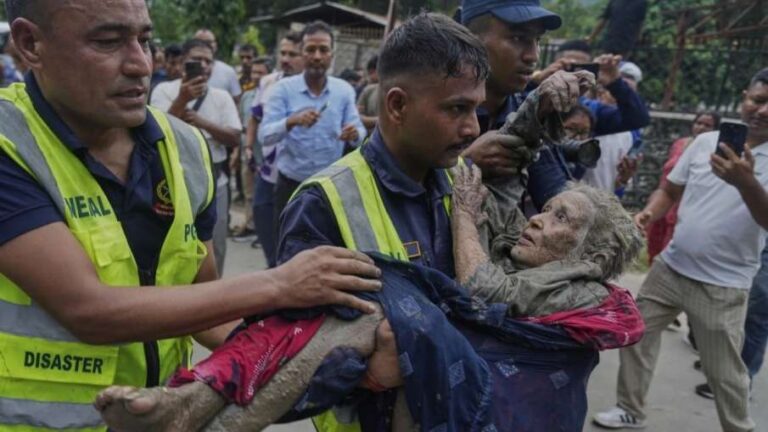 नेपाल में हाहाकार के बीच हुआ था चमत्कार, मलबे में दबी 97 साल की महिला जिंदा निकली