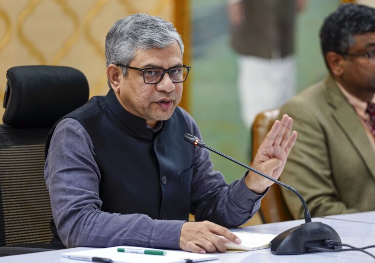 आरटीआई कमजोर करने के आरोप खारिज, वैष्णव ने दी डीपीडीपी पर सफाई – vaishnaw defends dpdp act says rti disclosures to remain unaffected