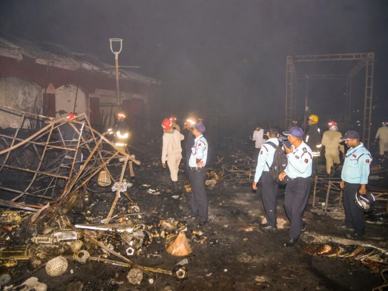 Delhi Haat Fire: दिल्ली हाट बाजार में भीषण आग, 30 दुकानें जलकर खाक, एक रात में करोड़ों का नुकसान – delhi haat fire massive fire in delhi haat market 30 shops burnt down loss worth crores in one night