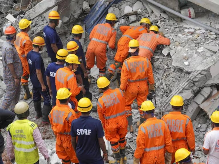 Delhi Mustafabad Building Collapse: दिल्ली के मुस्तफाबाद में चार मंजिला इमारत गिरी, 4 की मौत, कई अब भी मलबे में फंसे – delhi mustafabad building collapse 4 dead 10 trapped ndrf rescue video viral