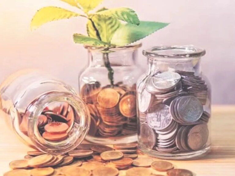Largecap funds ने 2 साल के SIP रिटर्न्स में स्मॉलकैप फंड्स को पीछे छोड़ा, एक्सपर्ट्स से जानें आगे क्या करें – largecap funds leave smallcap peers behind in 2 year sip returns